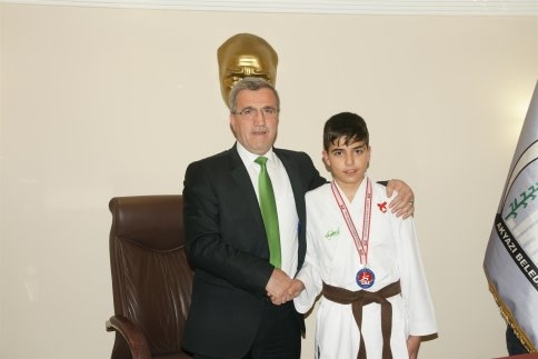Başarılı Karatecilere Başkandan Ödül